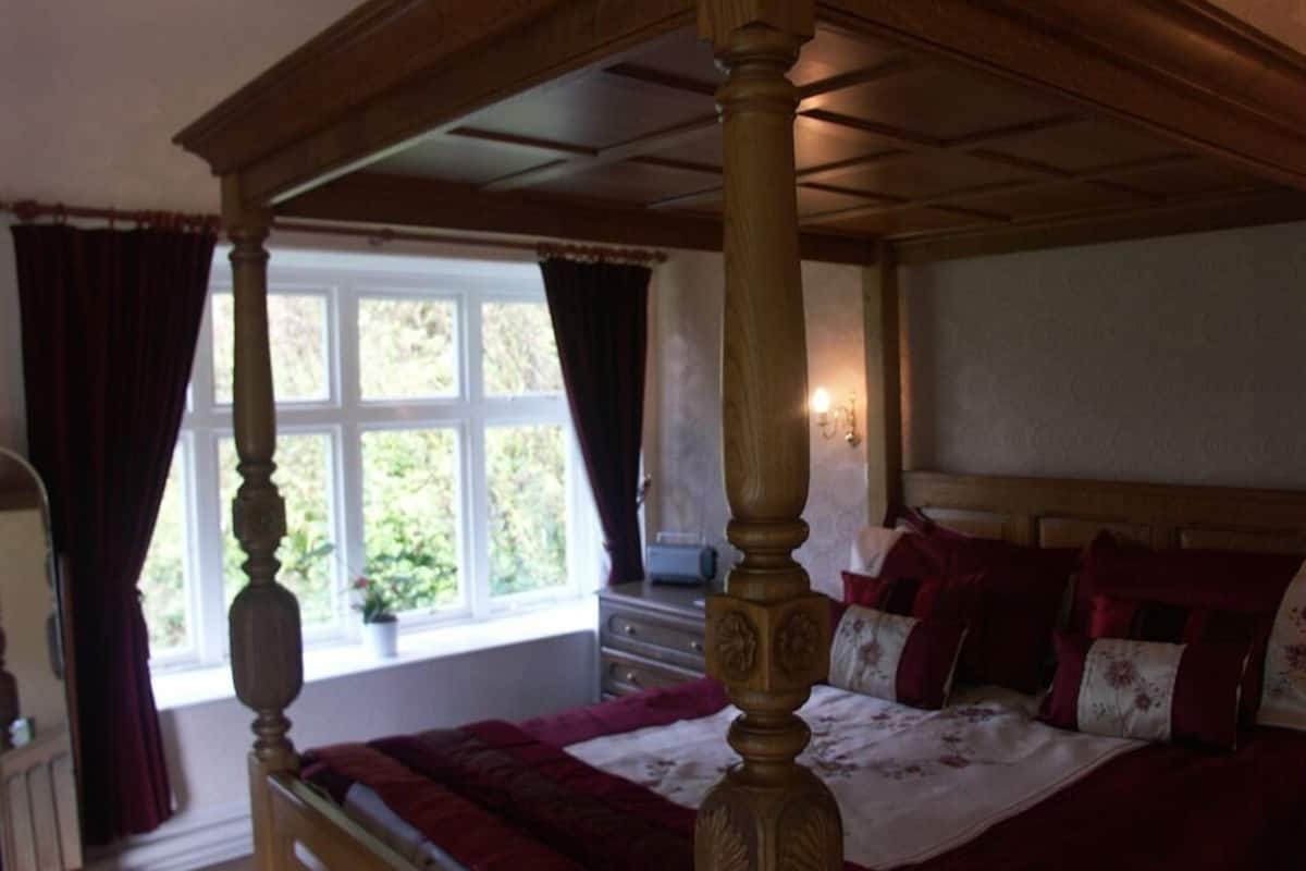 Quarto casal premium (Four Poster) | Ferros/tábuas de passar roupa, Wi-Fi de cortesia, roupa de cama