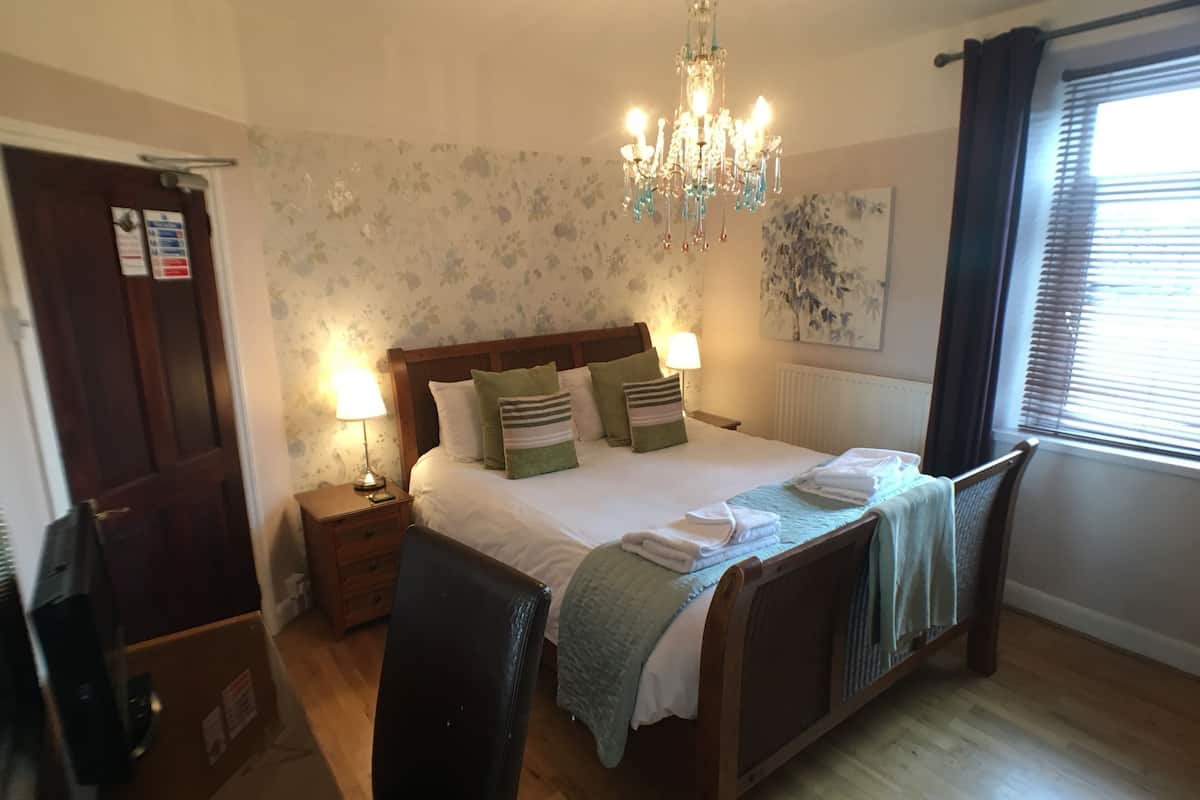 Double Room, Shared Bathroom | Egyptian cotton sheets, individually decorated, individually furnished