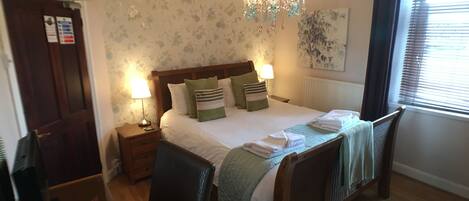 Habitación doble, baño compartido | Sábanas de algodón egipcio, decoración individual, mobiliario individual