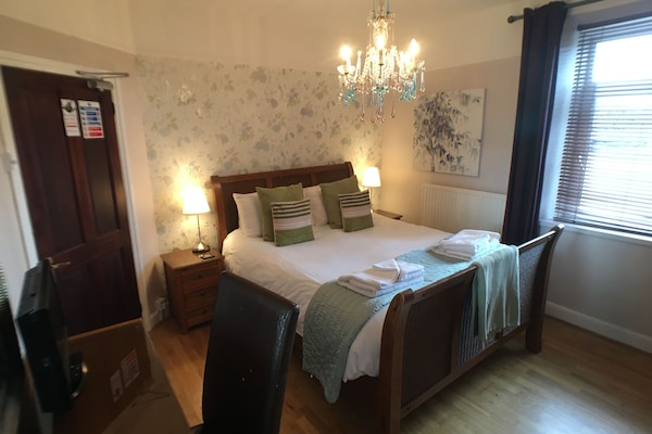 Habitación doble, baño compartido | Sábanas de algodón egipcio, decoración individual, mobiliario individual