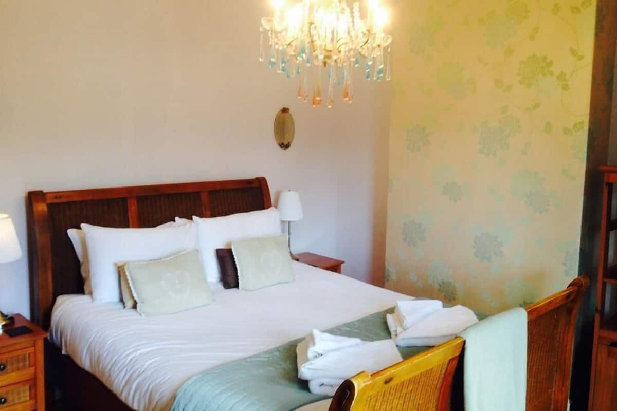 Double Room, Shared Bathroom | Egyptian cotton sheets, individually decorated, individually furnished