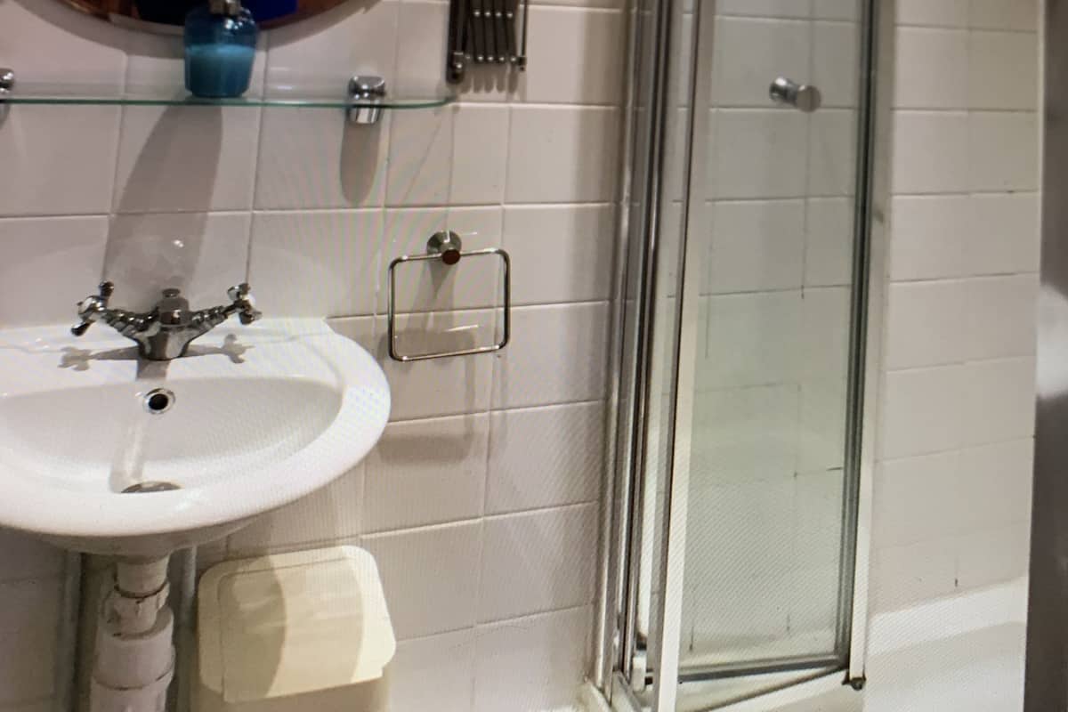 Family Double Room, Ensuite | Bathroom | Shower, free toiletries, hair dryer, bathrobes