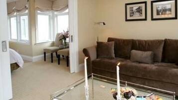 The Sequoia Room | Premium bedding, iron/ironing board, free WiFi, bed sheets