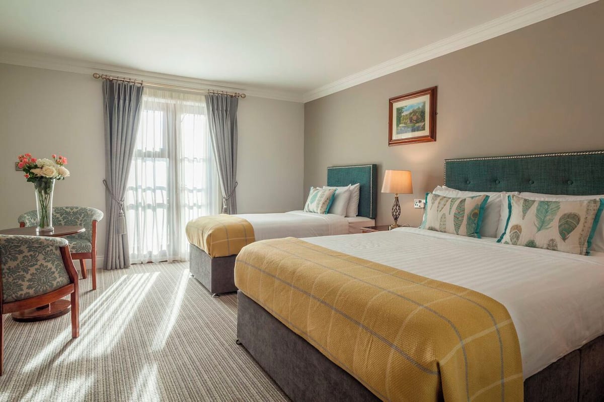 Standard Twin Room, Ensuite | Peralatan tempat tidur premium, peti besi dalam bilik, meja