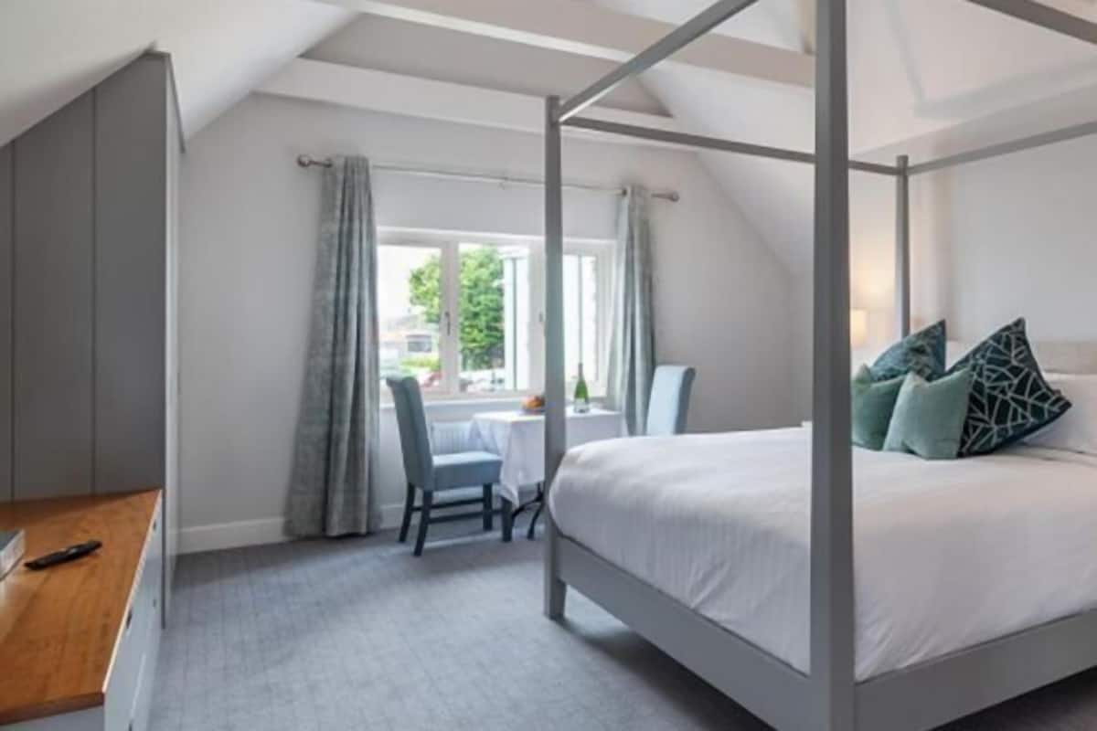 Premium bedding, in-room safe, desk, iron/ironing board