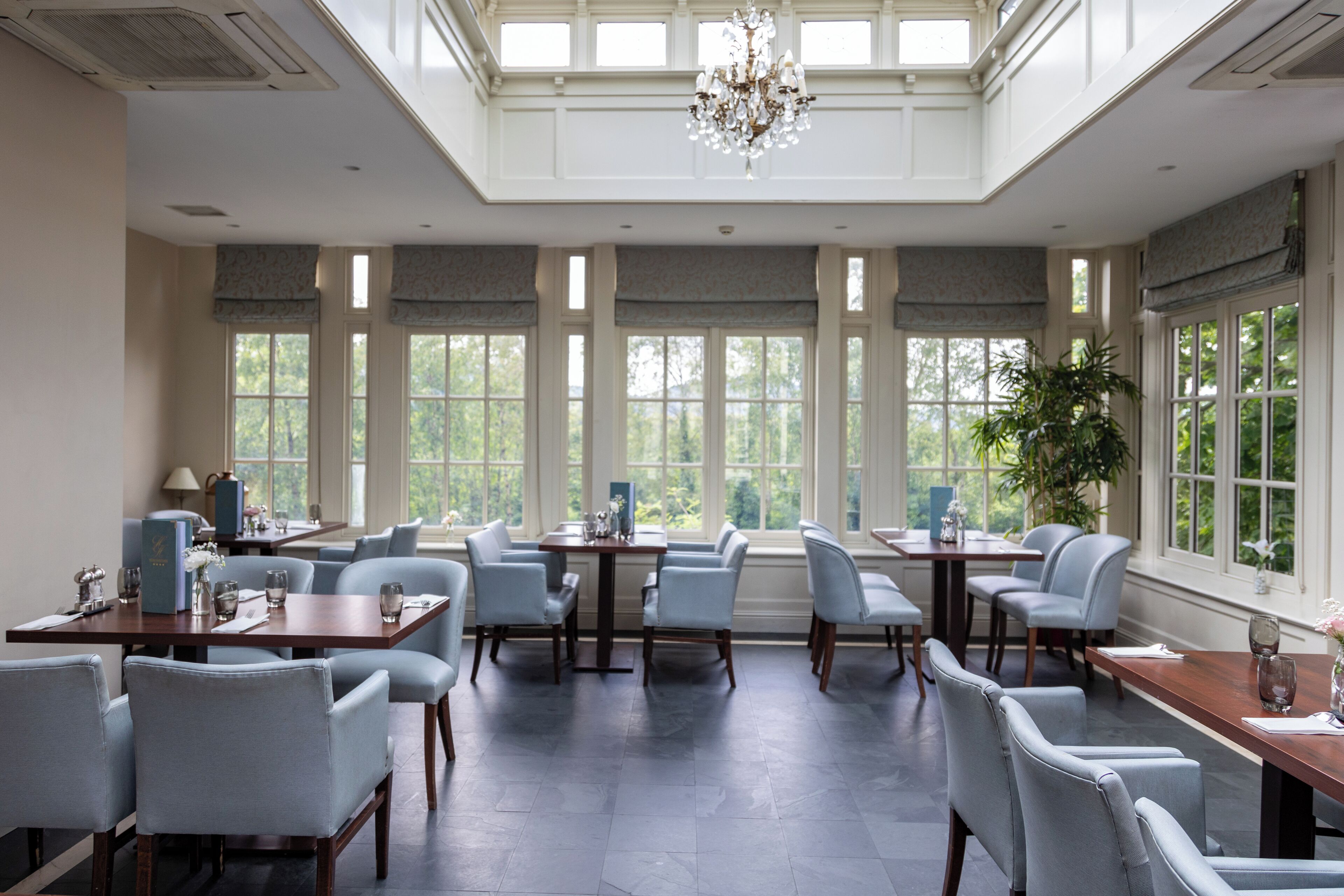 Melayani sarapan dan makan malam 