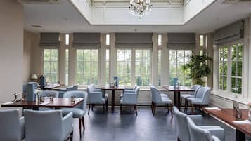 Breakfast and dinner served