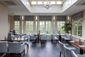 Breakfast and dinner served