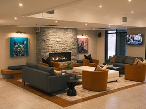 Reception - Executive Suites Hotel & Resort, Squamish (Squamish)