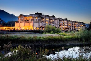 Exterior - Executive Suites Hotel & Resort, Squamish (Squamish)