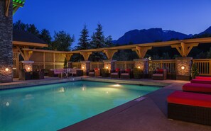 Outdoor pool, sun loungers - Executive Suites Hotel & Resort, Squamish (Squamish)