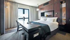 Phòng Suite Executive, 1 giường cỡ king, quang cảnh núi | Bộ đồ giường cao cấp, chăn bông, nệm có lớp đệm bông