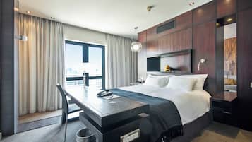 Executive Suite, 1 King Bed, Mountain View | Premium bedding, down comforters, pillowtop beds, in-room safe
