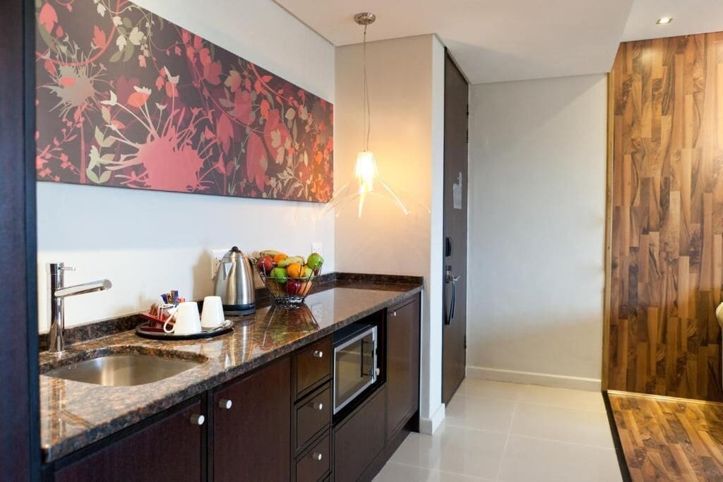 executive suite, 1 king bed, mountain view | private kitchenette | fridge, microwave, coffee/tea maker, electric kettle