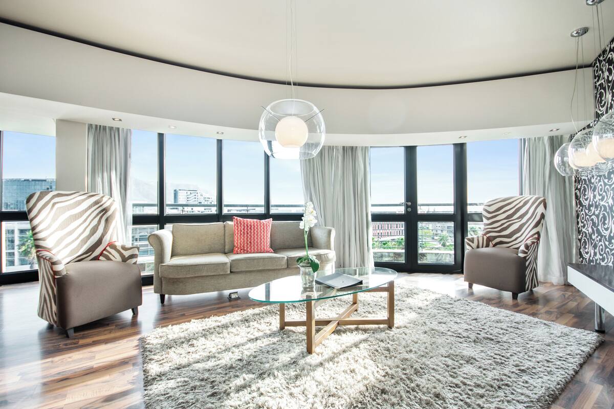 Loftsleilighet – president, 2 soverom (10) | Oppholdsområde | En 42-tommers LCD-TV med Parabol-TV samt TV