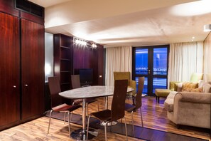 Suite, 3 soverom (34) | Oppholdsområde | En 42-tommers LCD-TV med Parabol-TV samt TV