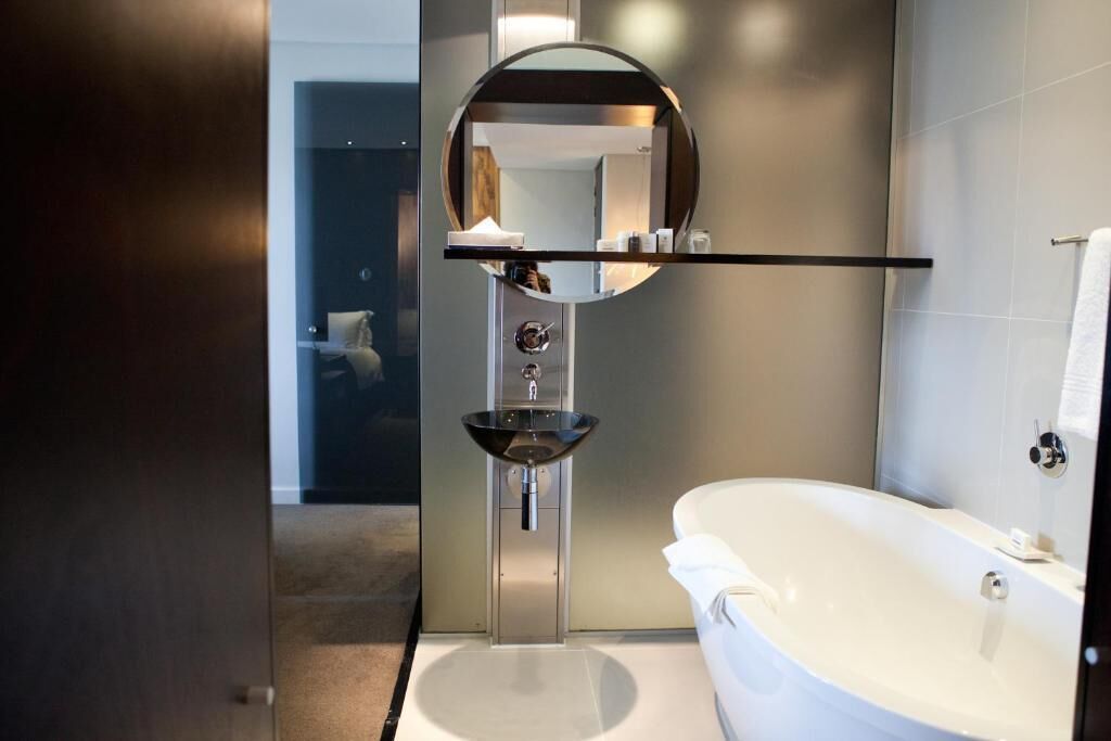 bathtub, deep-soaking bathtub, free toiletries, towels