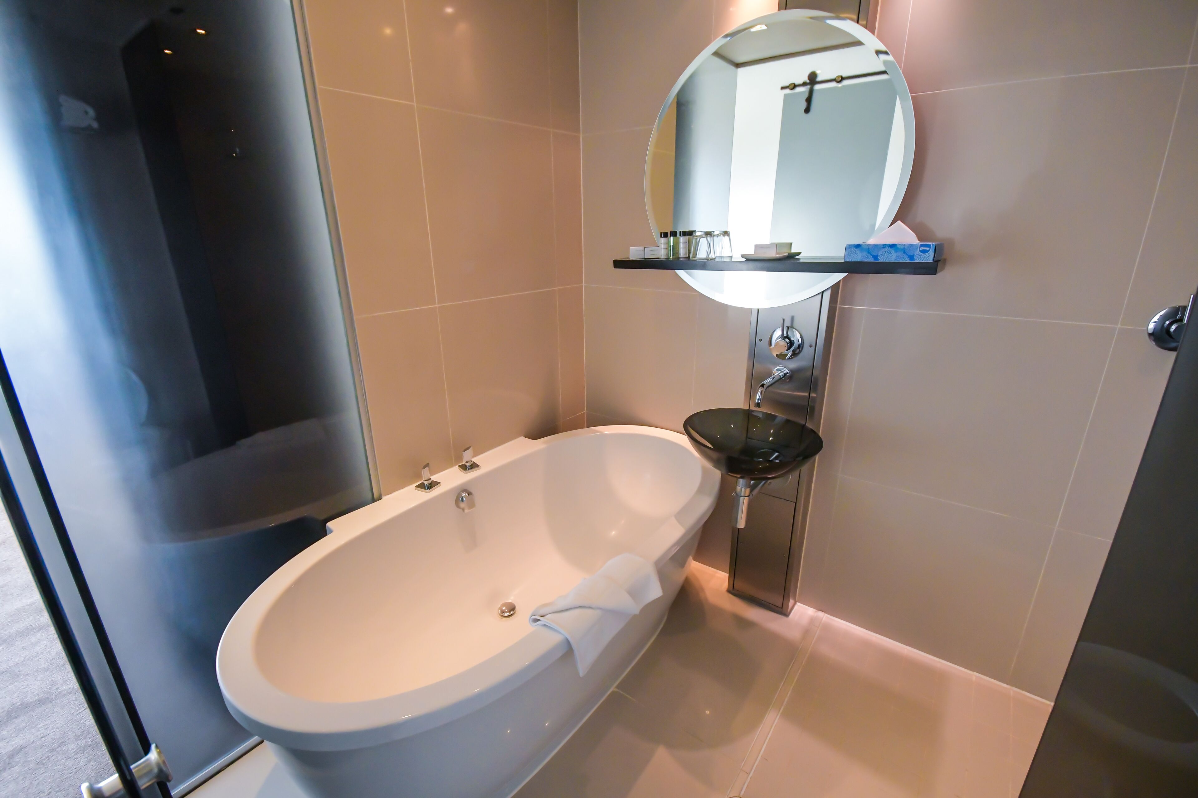 presidential penthouse, 2 bedrooms (10) | bathroom | bathtub, deep-soaking bathtub, free toiletries, towels