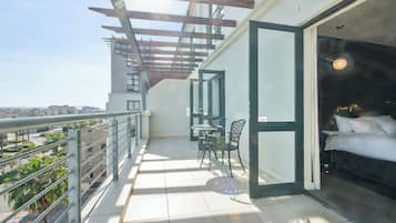 Executive Suite, 1 King Bed, Mountain View | Balcony