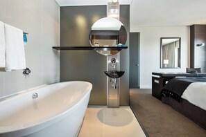 Bathtub, deep-soaking bathtub, free toiletries, towels - Colosseum Hotel (Cape Town)