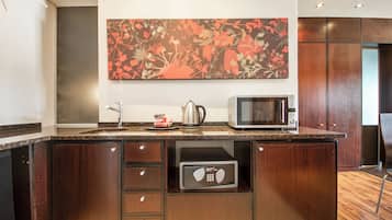 Suite, 2 habitaciones (36) | Cocina básica privada | Frigorífico, microondas, cafetera o tetera y hervidor eléctrico