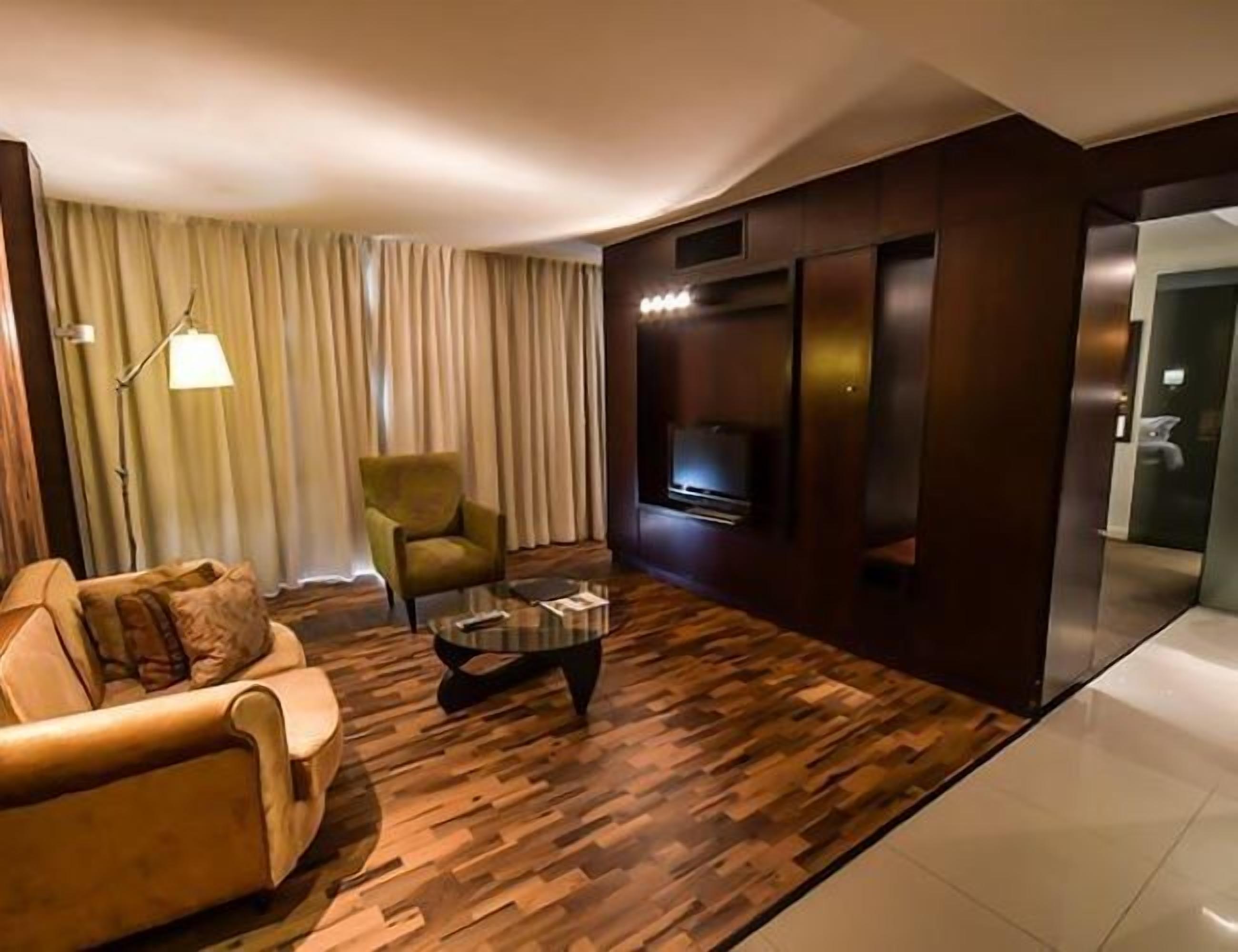 deluxe suite, 1 king bed | 1 bedroom, premium bedding, down duvets, pillow-top beds