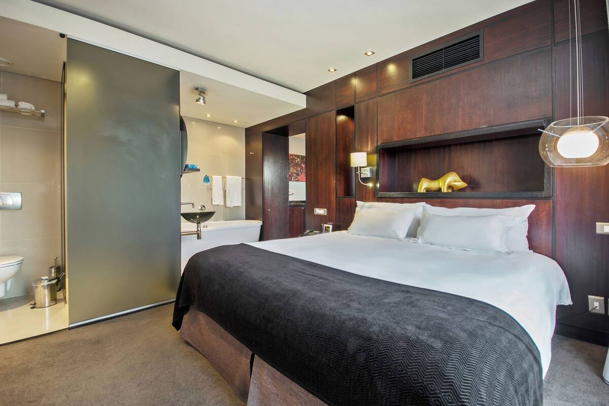 Suite – deluxe, 1 kingsize-seng | Sengetøy av topp kvalitet, dundyner og senger med overmadrass
