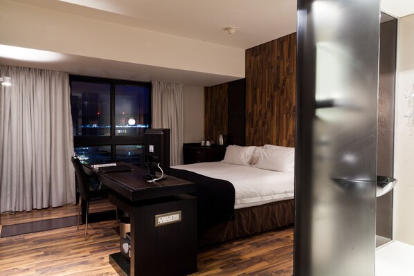Suite, 3 Bedrooms (34) | Premium bedding, down duvets, pillow-top beds, in-room safe - Colosseum Hotel (Cape Town)