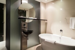 Penthouse, 2 Bedrooms (Apartment) | Bathroom | Bathtub, deep-soaking bathtub, free toiletries, towels - Colosseum Hotel (Cape Town)