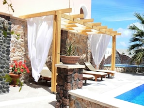 Outdoor pool, pool umbrellas, sun loungers - Atalos Suites (Santorini)