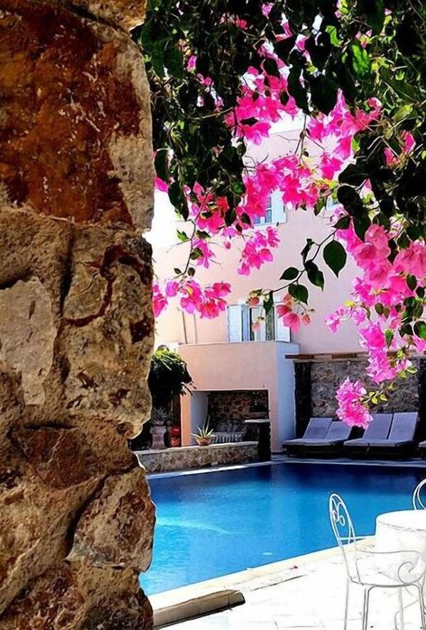 Outdoor pool, pool umbrellas, sun loungers