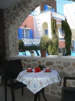 Outdoor dining - Atalos Suites (Santorini)