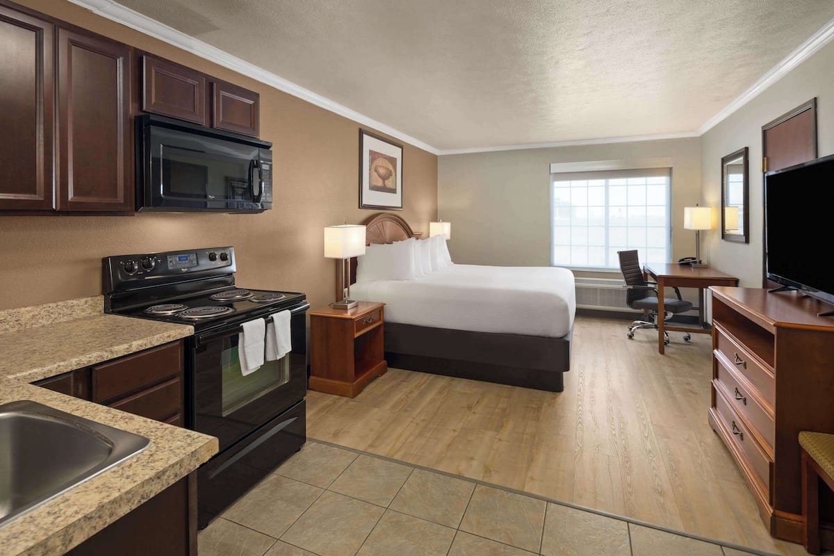 Efficiency, Studio Suite, 1 King Bed, Non Smoking | In-room safe, desk, blackout drapes, iron/ironing board