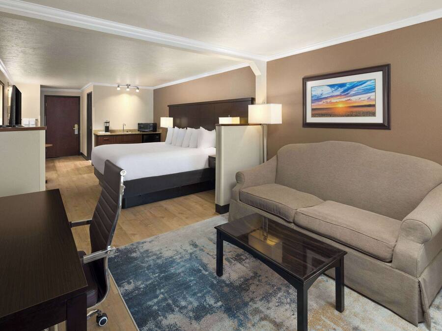 Studio Suite, 1 King Bed, Non Smoking | In-room safe, desk, blackout curtains, iron/ironing board