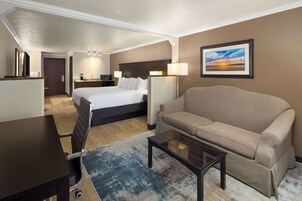 Studio Suite, 1 King Bed, Non Smoking | In-room safe, desk, blackout drapes, iron/ironing board