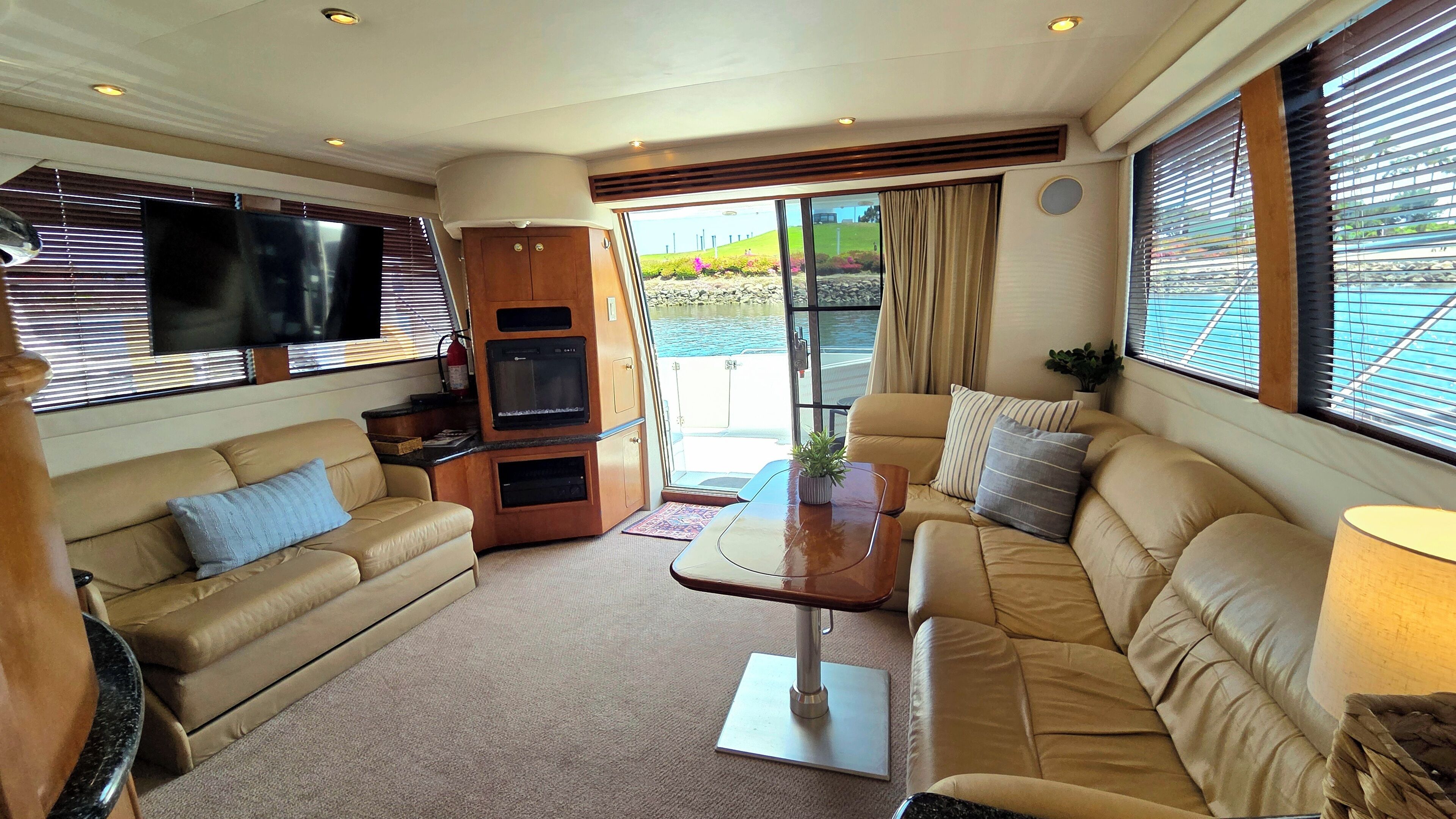 Rom | Oppholdsområde | En 42-tommers Flatskjerm-TV med Parabol-TV samt LCD-TV