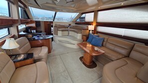 Bonus Vita | Living area | 32-inch flat-screen TV with satellite channels, LCD TV - Dockside Boat & Bed Long Beach (Long Beach)