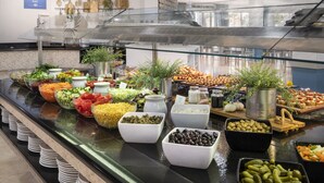 A buffet with various food items and a glass display case. - Aparthotel Marinda Garden (Ciutadella de Menorca)