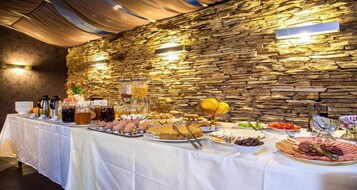 Déjeuner, dîner et souper servis sur place