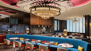 2 restaurants; dinner served