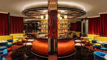 Bar (trong khuôn viên)