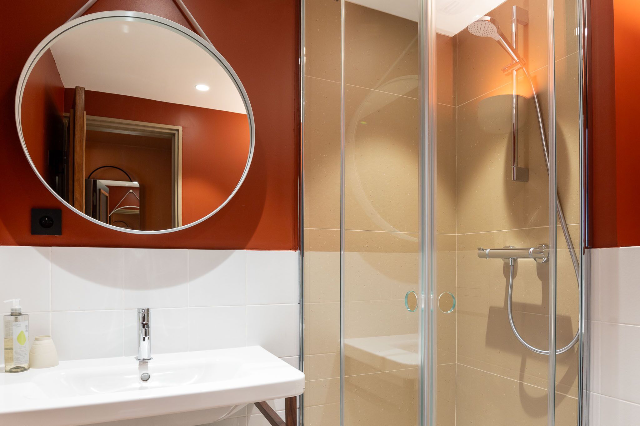 single room (act i) | bathroom | hair dryer, towels, soap, shampoo