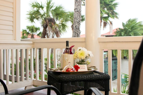 Kamar Superior, 1 Tempat Tidur Queen, balkon | Isi minibar gratis, kedap suara, Wi-Fi gratis, dan seprai linen