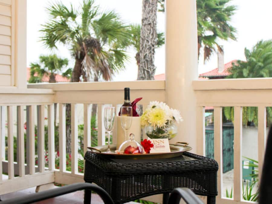 Quarto superior, 1 cama Queen, sacada | Frigobar (abastecido com alguns itens grátis), quartos à prova de som