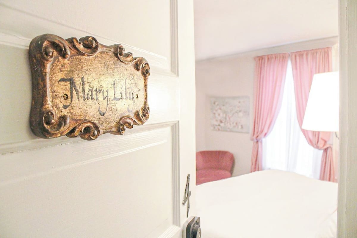 Standard Room, 1 King Bed | Free minibar items, soundproofing, free WiFi, bed sheets