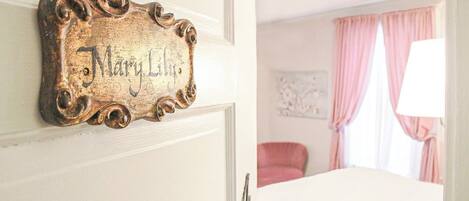 Standard Room, 1 King Bed | Free minibar items, soundproofing, free WiFi, bed sheets