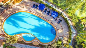 Una piscina al aire libre (de 07:00 a 19:00), sombrillas, tumbonas