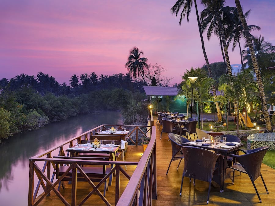 Serviço de café da manhã, almoço, jantar; vistas para a piscina