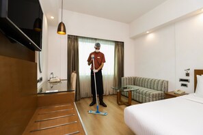 Minibar, in-room safe, desk, blackout curtains - Lazy Lagoon, Baga A Lemon Tree Resort (Arpora)