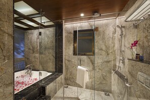 Suite ejecutiva | Baño | Amenidades de baño gratuitas, secadora de cabello, pantuflas, toallas